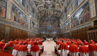 Il prete-giornalista Antonio Pelayo cerca di adescare un collega durante i giorni del Conclave: accusato di violenza sessuale