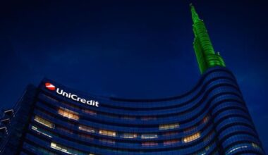 Unicredit sale al 29,5% della greca Alpha Bank. E l’Agricole spegne i rumors: «Non vendiamo l’Italia»