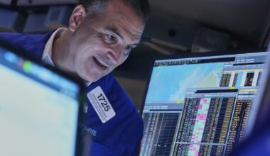 Oro ai massimi, Wall Street (e Piazza Affari) da record: perché i mercati volano e l’economia stenta? Il pericolo «bolla»