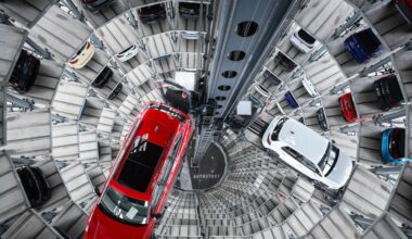 Volkswagen, stop da mercoledì alla Golf a Wolfsburg: quanto pesa la guerra dei chip con la Cina