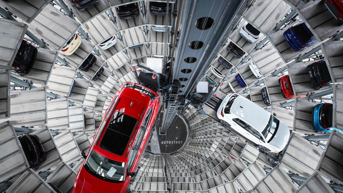 Volkswagen, stop da mercoledì alla Golf a Wolfsburg: quanto pesa la guerra dei chip con la Cina