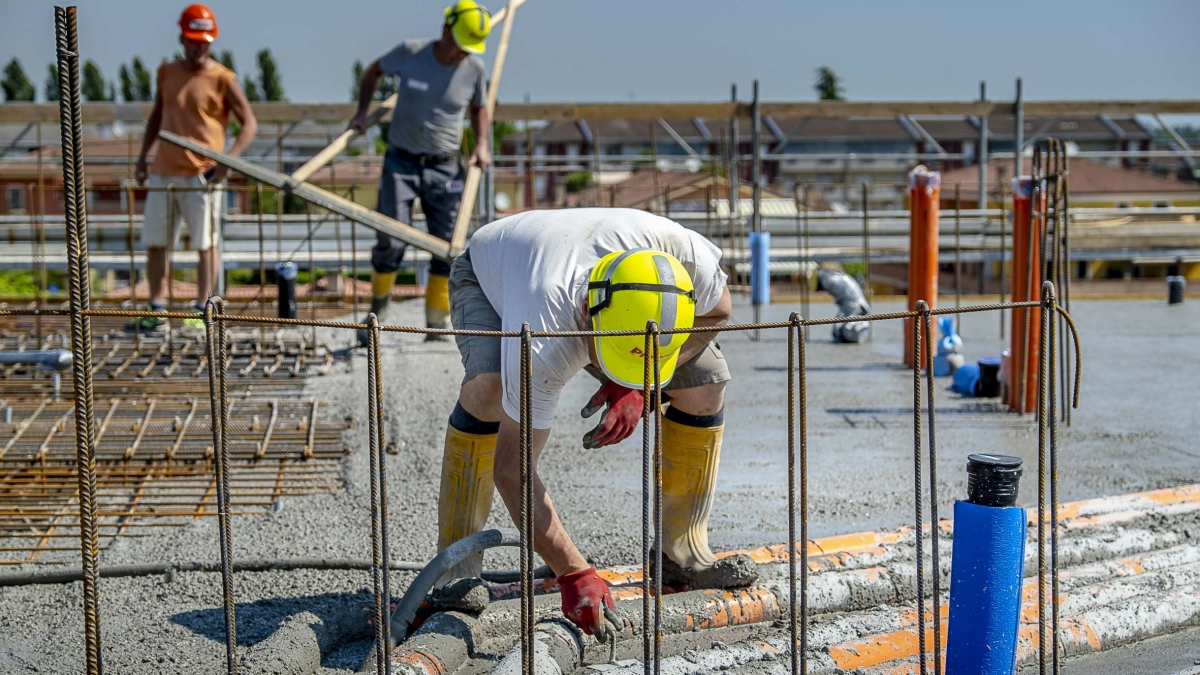 Decreto sicurezza sul lavoro, badge in cantiere, multe più alte per le aziende, tutele per gli studenti: ok del Cdm alle nuove regole