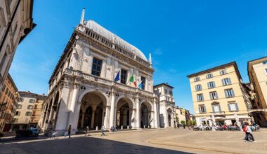 Il caso del libro del marito della sindaca, comprato dalla Loggia, accende la polemica