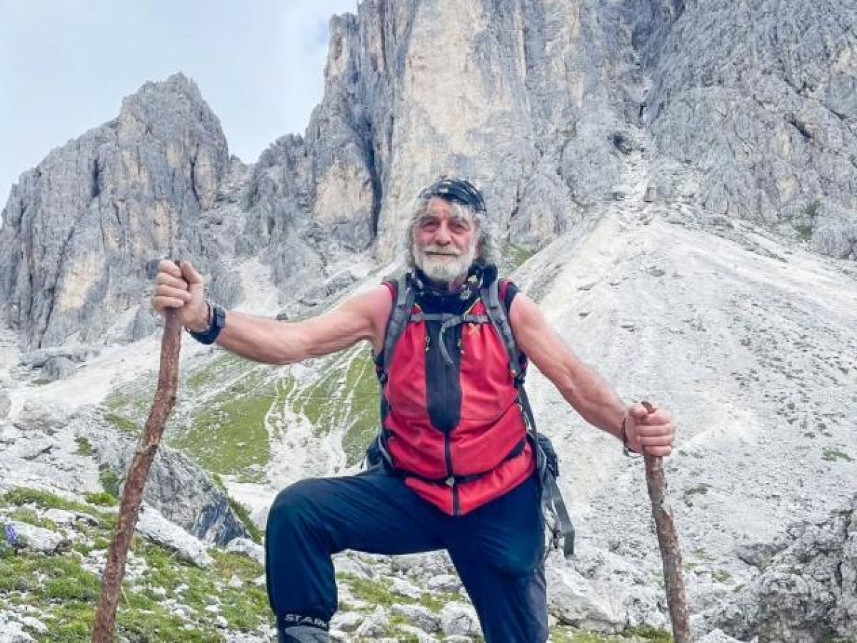 Mauro Corona, l'ultimo libro esce con un capitolo in meno, l'ira dello scrittore: «Ristampate tutto»