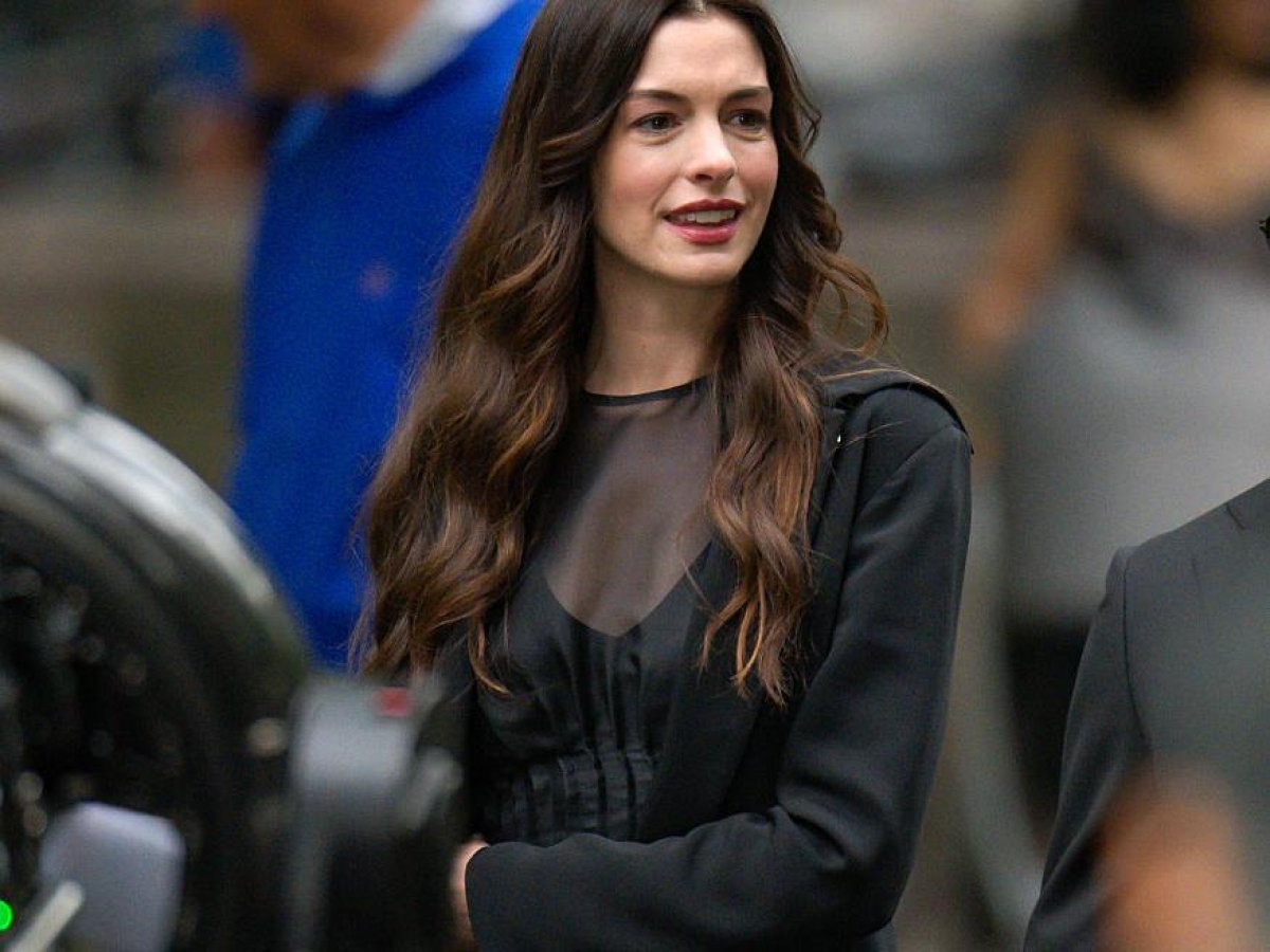«Il diavolo veste Prada 2» si sposta da Milano a Como: per Anne Hathaway gita in barca con la famiglia, Villa Balbiano blindatissima