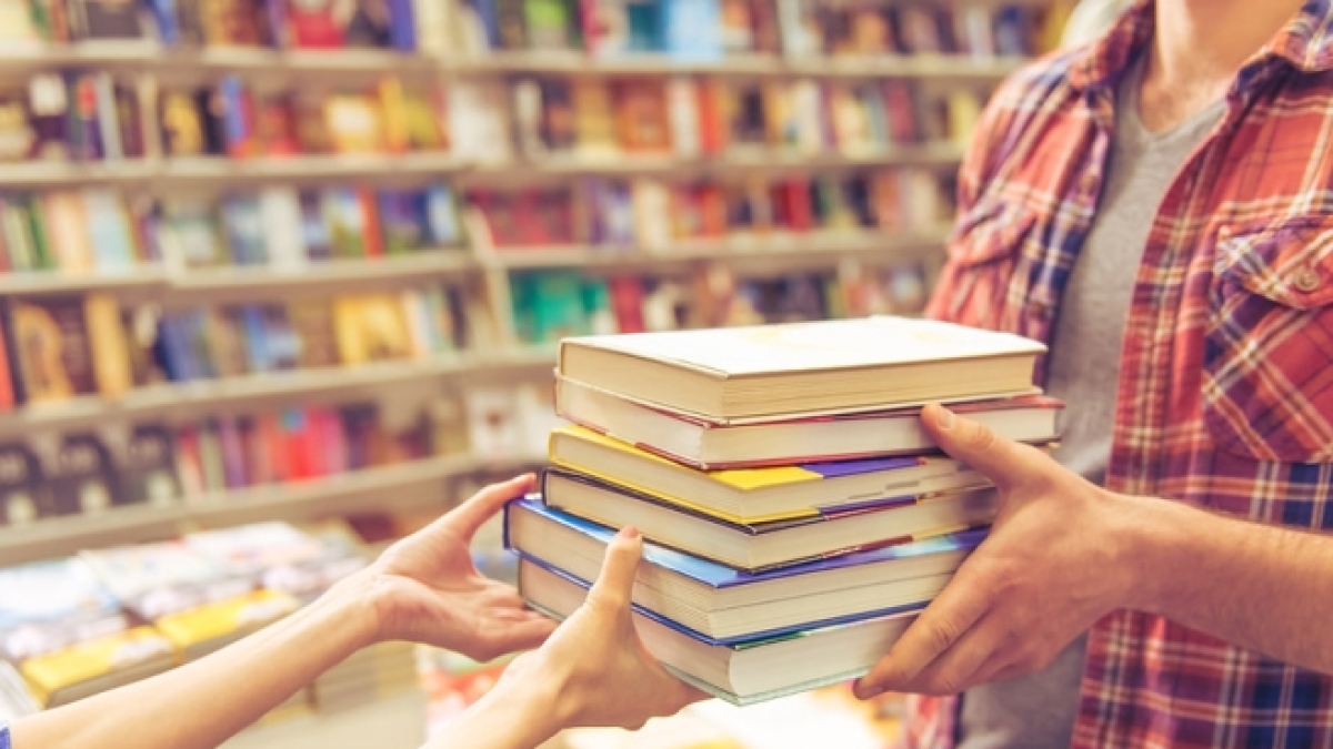 Carta della cultura, bonus di 100 euro per l’acquisto di libri: come ottenerlo, quando arriva fino a 500 euro
