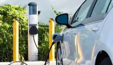 Bonus auto elettriche, esauriti i fondi in un giorno: come funziona lo sconto (fino a 11 mila euro)