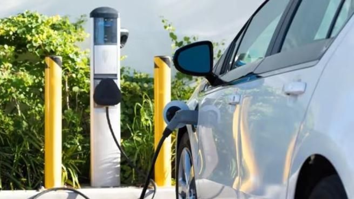 Bonus auto elettriche, esauriti i fondi in un giorno: come funziona lo sconto (fino a 11 mila euro)