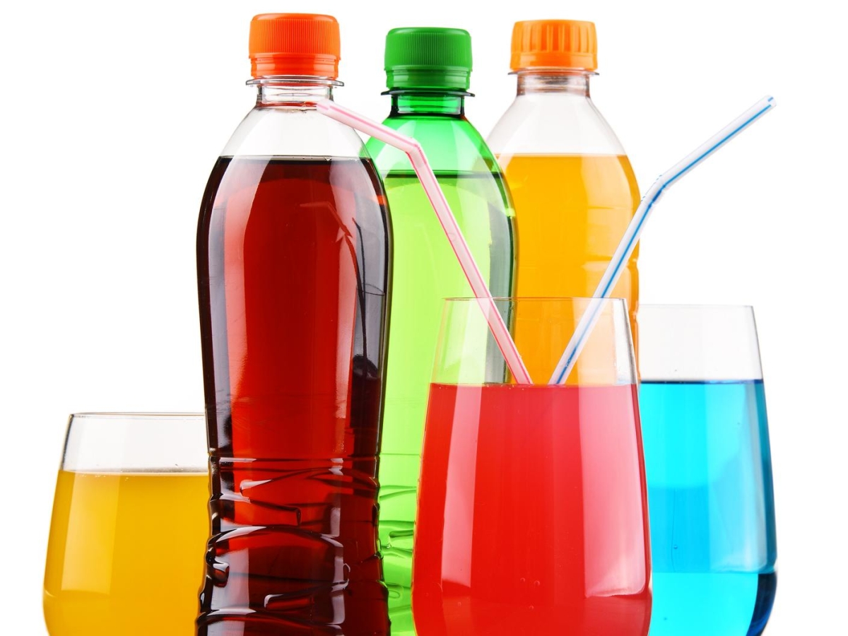 Microplastiche nelle bevande, nessuna si salva (inclusa l'acqua potabile)