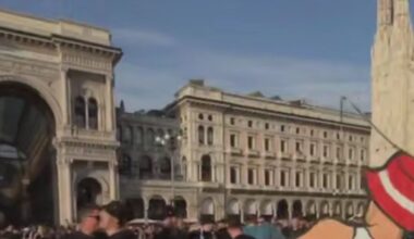 Inter-Slavia Praga, i tifosi cechi in piazza Duomo: lo striscione contro Milano e il fantoccio che offende la polizia