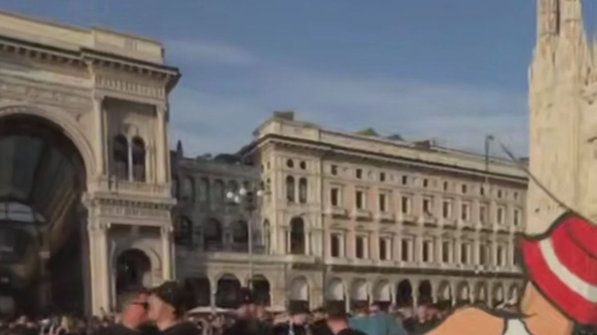 Inter-Slavia Praga, i tifosi cechi in piazza Duomo: lo striscione contro Milano e il fantoccio che offende la polizia
