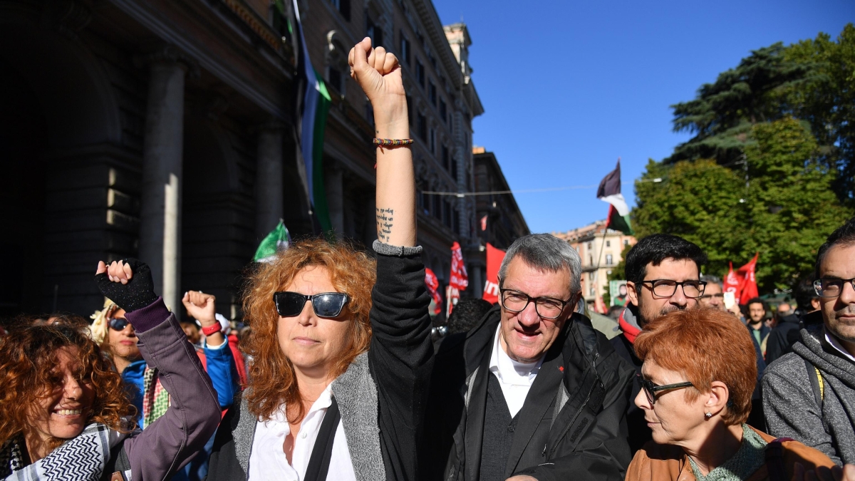Sciopero pro Gaza, Landini in corteo con la leader della Flotilla. La stoccata a Salvini: «Lo stipendio ai ministri lo paga chi oggi è in piazza»