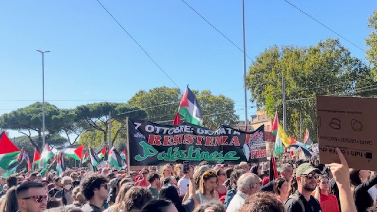Manifestazione ProPal a Roma, gli slogan per Hamas e contro Israele: «7 ottobre giornata della resistenza», «Assassini», «Stato terrorista»