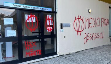 Scritte «no vax» e minacce contro i medici nel punto vaccinazioni di Vicenza, Zaia: «Atti incivili»