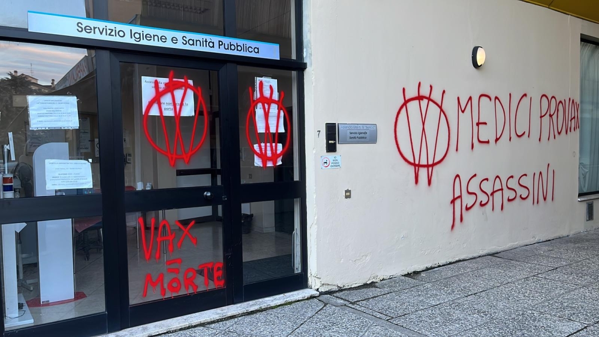 Scritte «no vax» e minacce contro i medici nel punto vaccinazioni di Vicenza, Zaia: «Atti incivili»