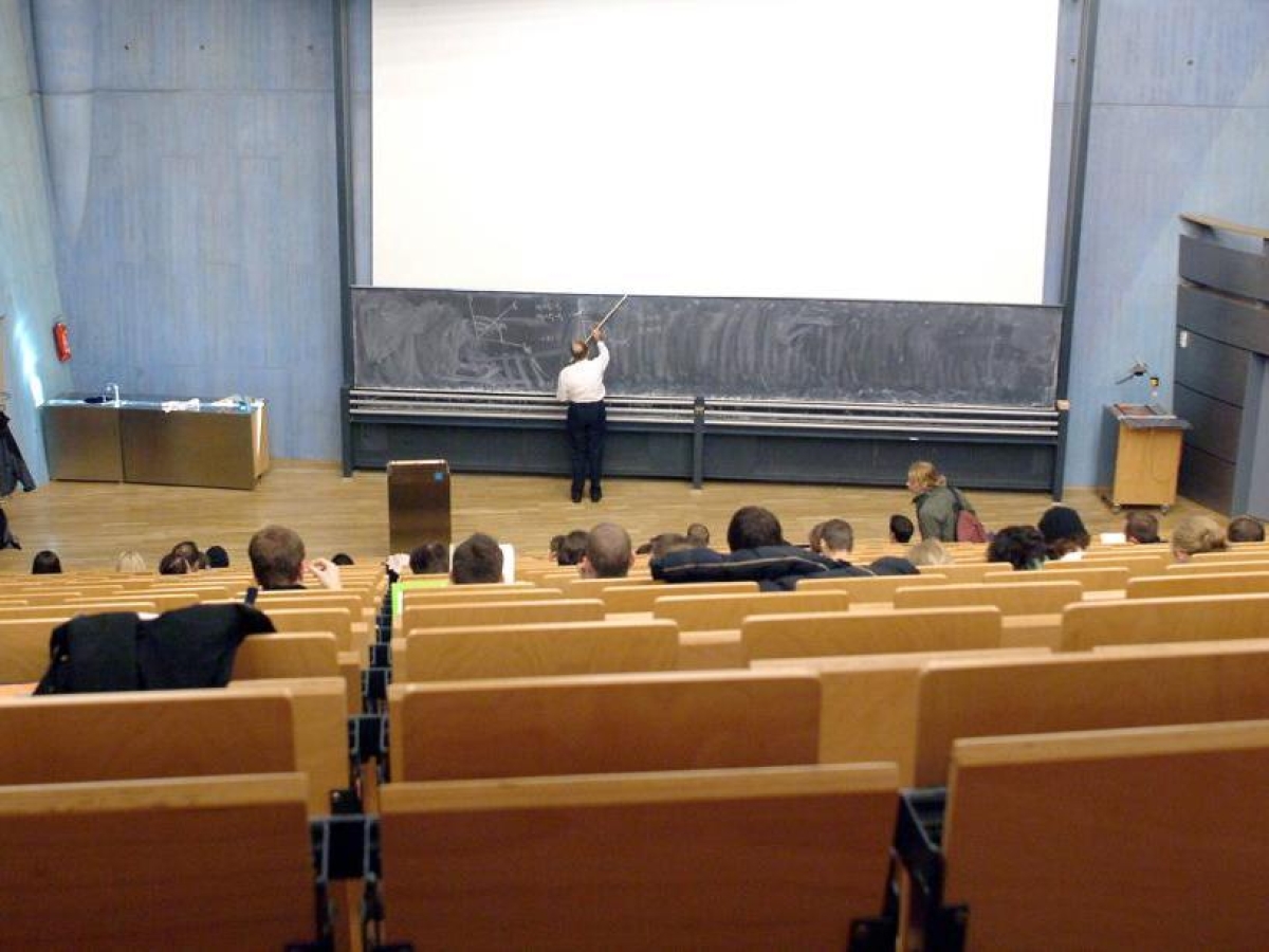 «Iniziare a studiare Medicina a 25 anni? Meglio consegnare le pizze». La frase choc della prof di Bari fa indignare gli studenti
