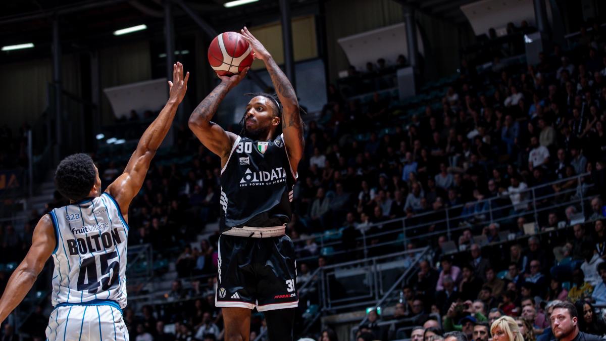 La Virtus Bologna domina Napoli 105-88