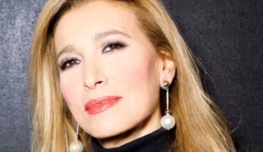 Grazia Di Michele compie 70 anni: ha partecipato quattro volte a Sanremo, perché ha lasciato «Amici», il figlio Emanuele, 7 segreti