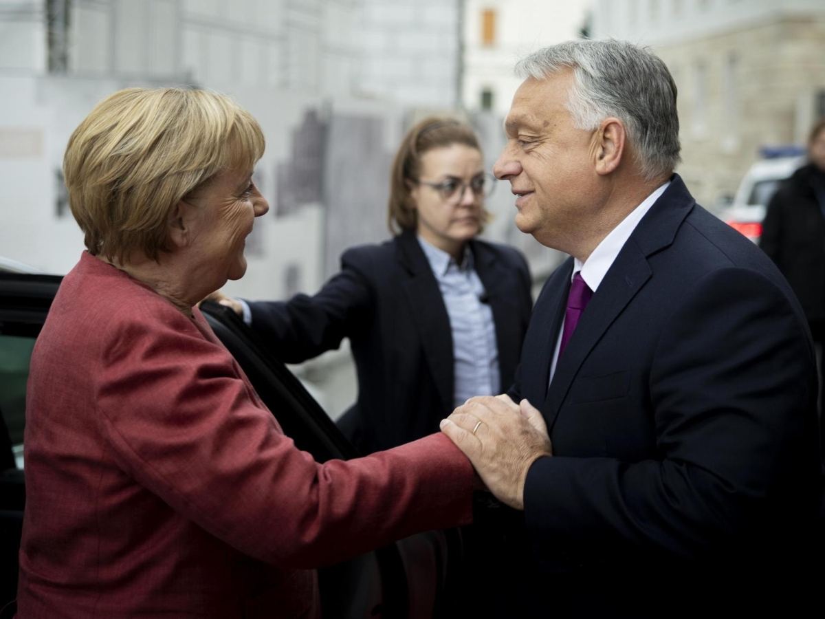 Merkel «scarta» sull'Ucraina: «La responsabilità? In parte di Polonia e dei Baltici». E scoppia la polemica