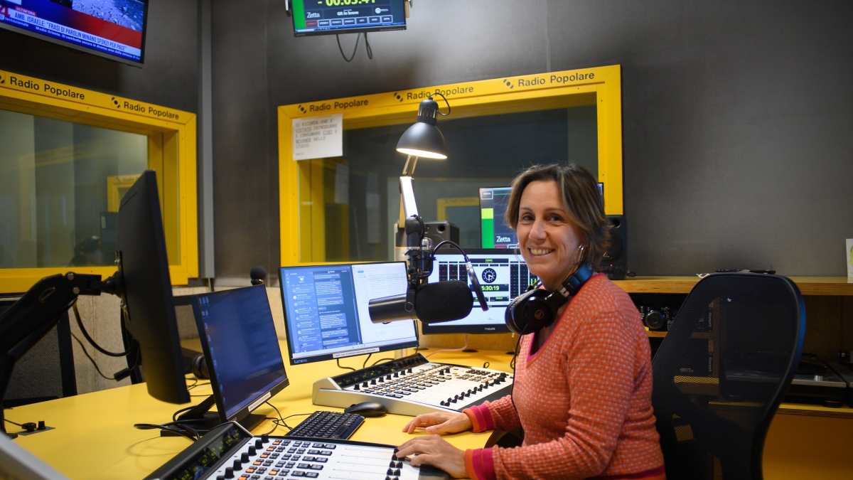 Milano, Radio Popolare compie 50 anni: «Dalla bagarre in diretta alla Scala alle telefonate non filtrate. Siamo una grande famiglia»