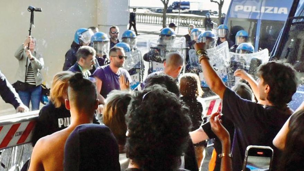 «Cirielli candidato» in Campania, ma FI frena. Salvini contestato a Livorno, 2 arresti