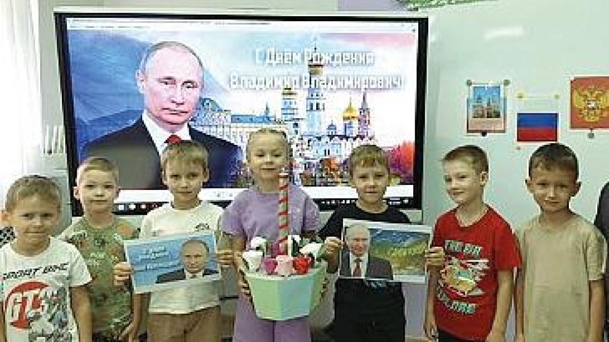 Putin e il compleanno «nordcoreano» tra inni, preghiere e auspici di immortalità