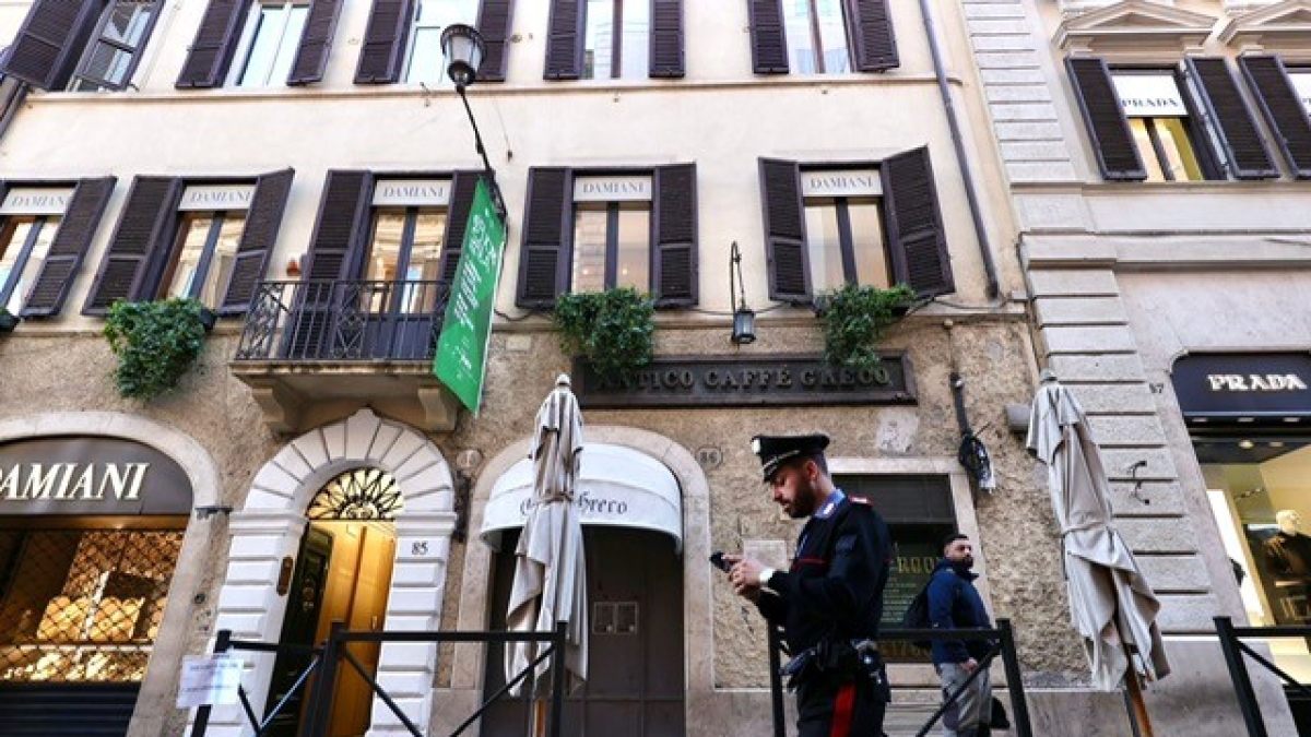 Roma, sfrattato l'Antico Caffè Greco che chiude per sempre. Per il locale ora è gara tra le griffe