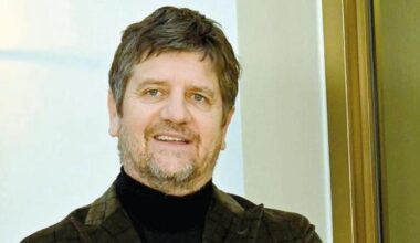 Fabio De Luigi compie 58 anni: ha giocato a baseball a livello agonistico, chi è la sua compagna, 7 segreti