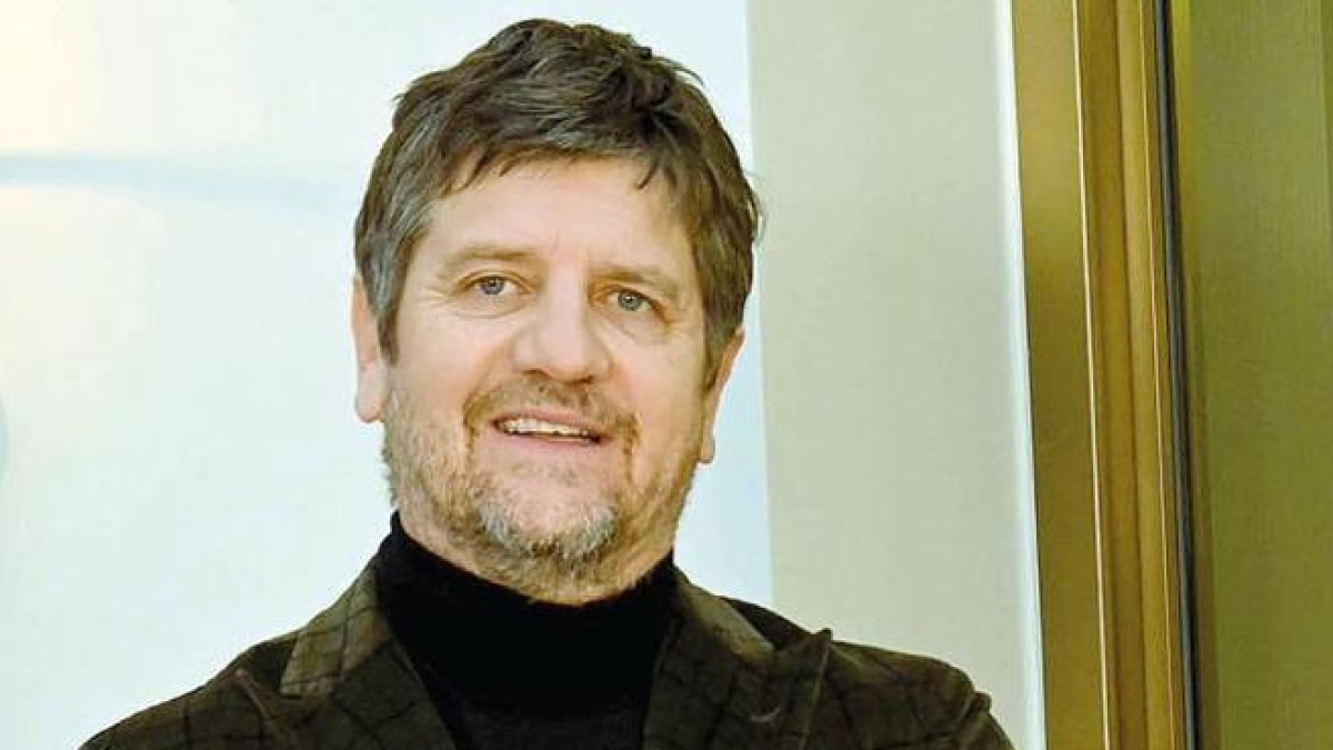 Fabio De Luigi compie 58 anni: ha giocato a baseball a livello agonistico, chi è la sua compagna, 7 segreti