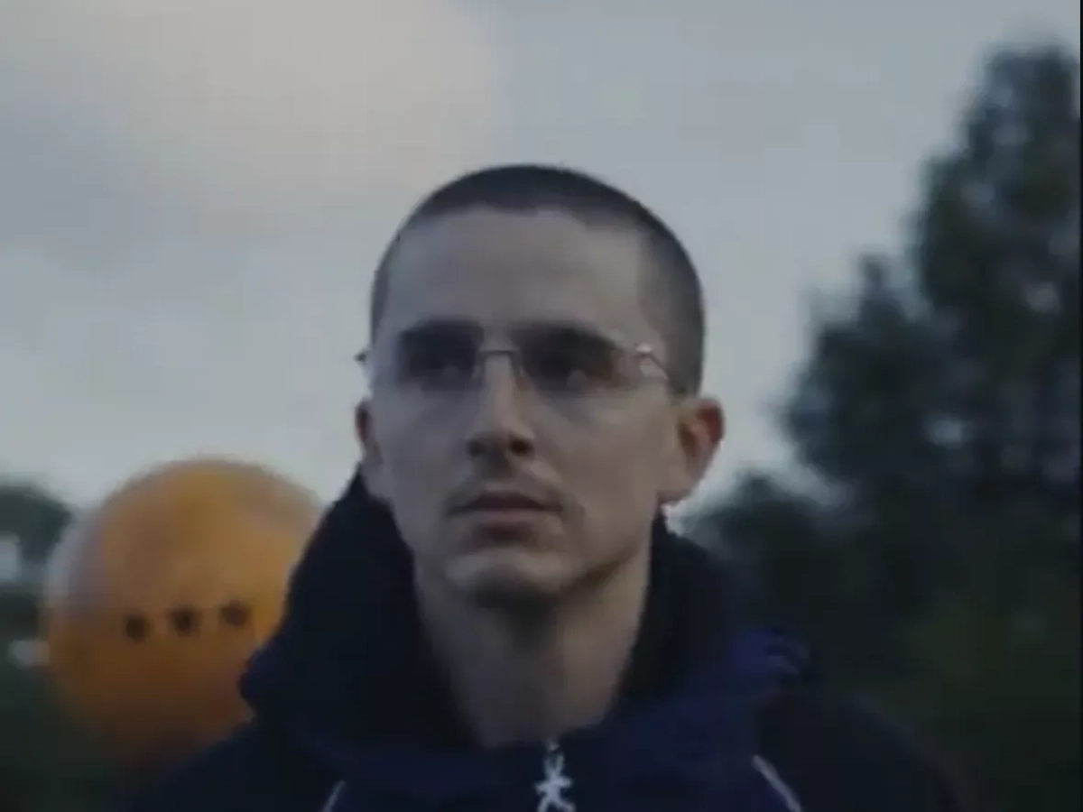 Timothée Chalamet rasato a zero: l'attore dice addio ai suoi ricci