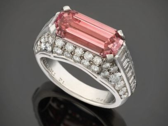L'anello «Trombino» di Bulgari battuto all’asta per 2,26 milioni di euro. Il diamante era stato scambiato per quarzo rosa