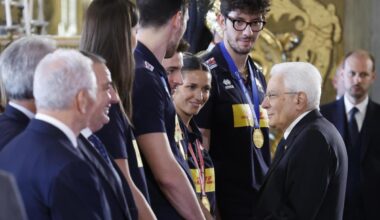 Mattarella riceve al Quirinale le due Nazionali di volley. Velasco: «Vittorie e diversità: le nostre ragazze un modello da seguire»