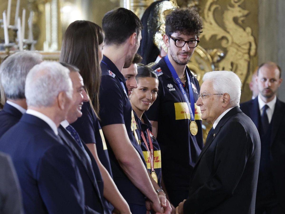 Mattarella riceve al Quirinale le due Nazionali di volley. Velasco: «Vittorie e diversità: le nostre ragazze un modello da seguire»