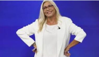 Mara Venier, la signora della domenica compie 75 anni. Due figli, l'amore e il matrimonio con Nicola Carraro. Arbore e Calà: i due ex, ora amici