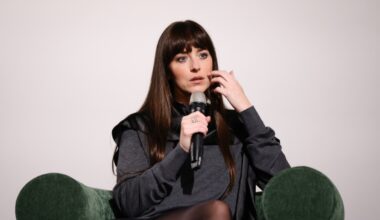 Dakota Johnson, la figlia d'arte, in un film sulle coppie aperte «Ma lo sappiamo: non funzionano. Certo, pure i monogami...»