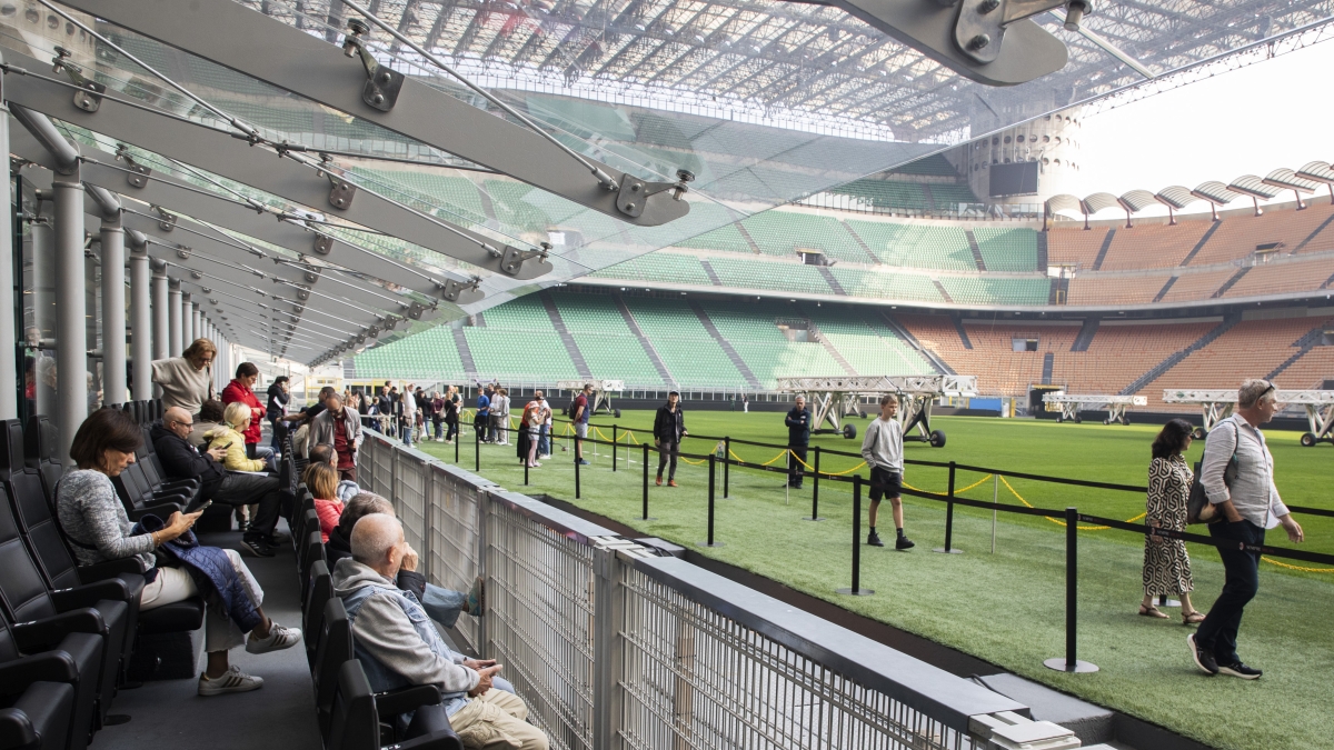 San Siro, in mille per il vaccino contro l'influenza: «Comodo e facile. Un modo per vedere lo stadio prima che lo abbattano»