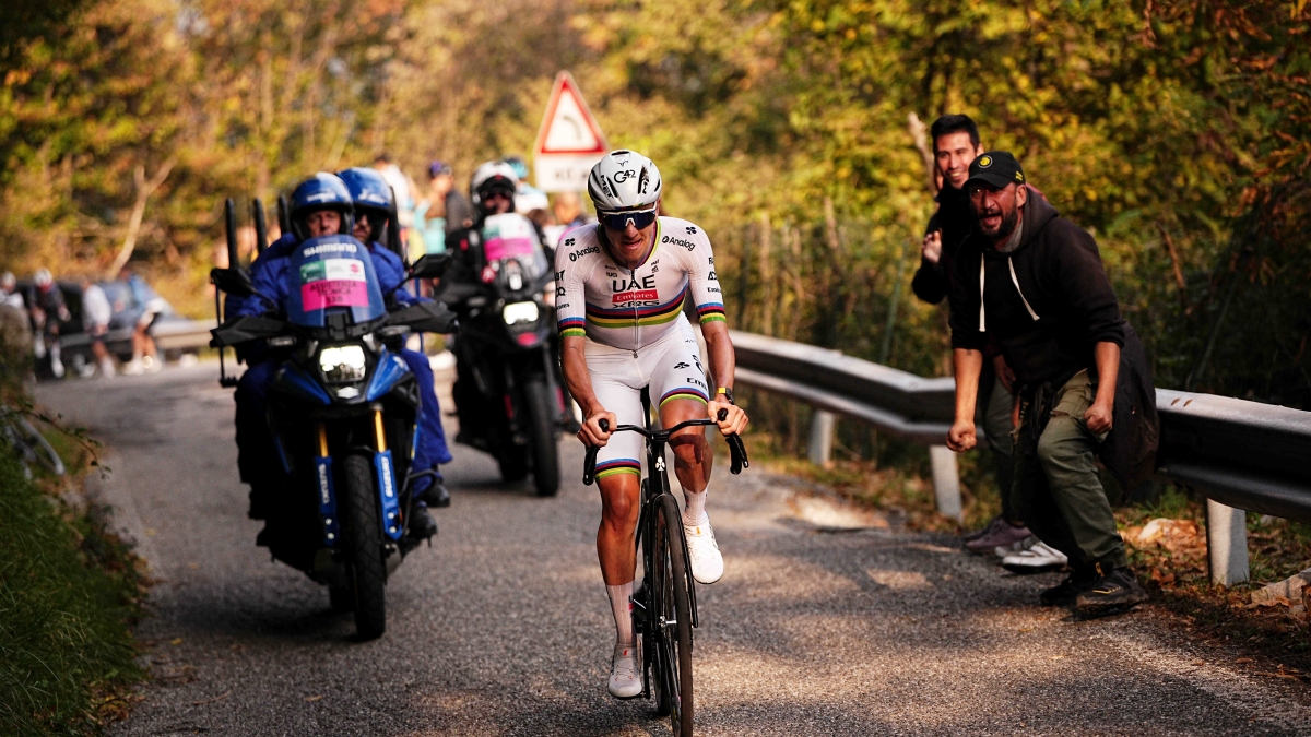 Pogacar, il segreto della vittoria del Giro di Lombardia. Perché aveva fatto spegnere i cellulari ai compagni in allenamento