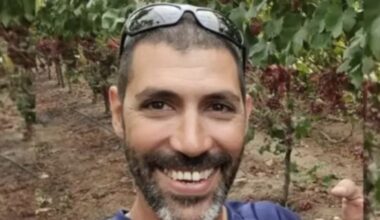 La madre di Tamir Adar, l'ostaggio che difendeva il kibbutz: «Di lui riavrò solo il cadavere, quando sarà qui inizierà il mio lutto»