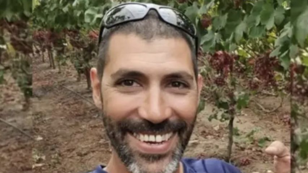 La madre di Tamir Adar, l'ostaggio che difendeva il kibbutz: «Di lui riavrò solo il cadavere, quando sarà qui inizierà il mio lutto»