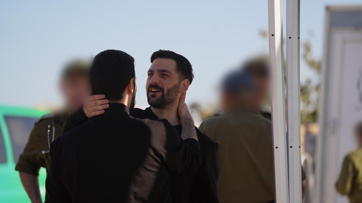 Ostaggi liberati oggi da Hamas: i gemelli Berman, il soldato Cohen, il massaggiatore, il pianista