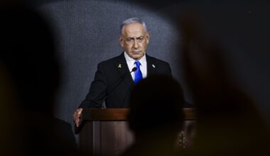 «Netanyahu non andrà al summit in Egitto». Il giallo del suo arrivo, la sedia pronta accanto ad Abu Mazen, il no definitivo: perché ha dato forfait