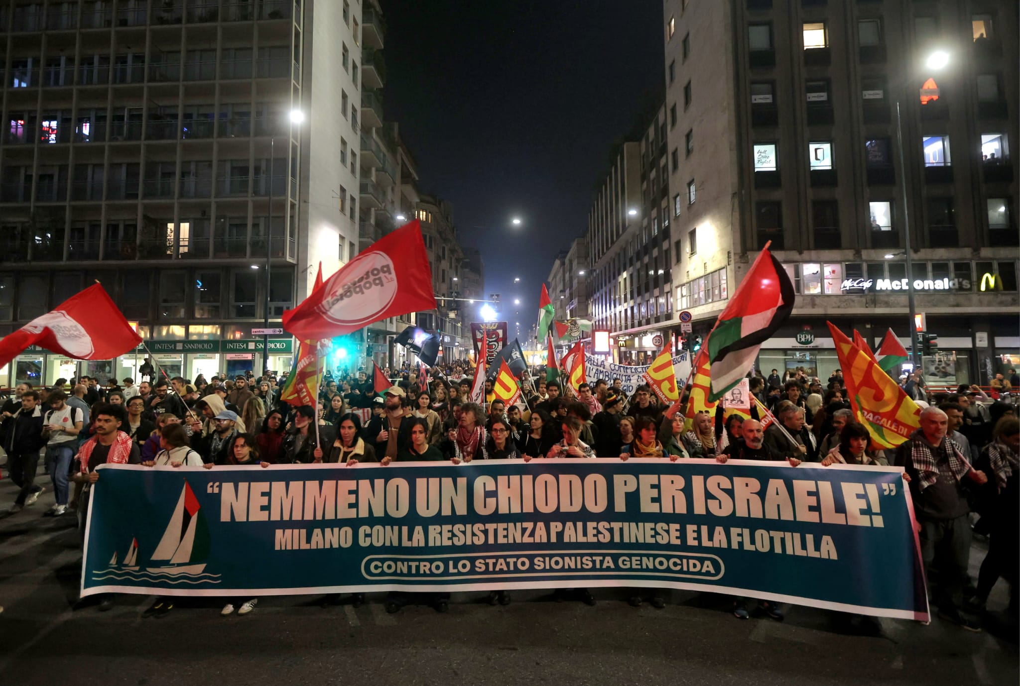 Milano, il Consiglio comunale conferma il gemellaggio con Tel Aviv: caos in aula e tensioni al presidio pro Pal, corteo in centro