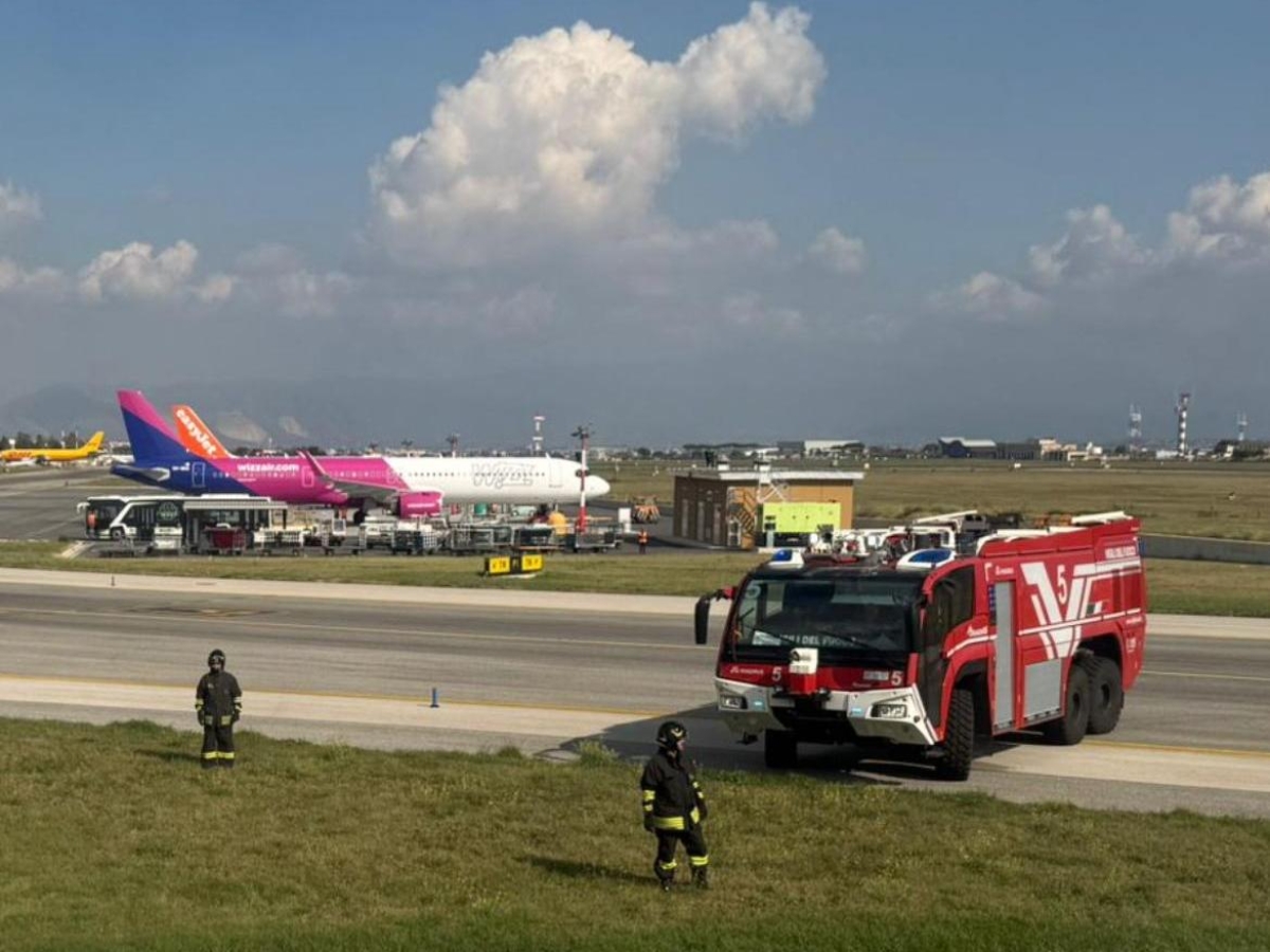 Atterraggio di emergenza a Napoli per il volo Wizz Air Sharm-Roma. I testimoni: «Scoppio in stiva»