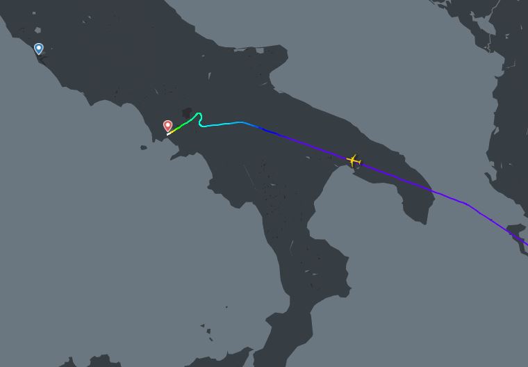Volo Wizz Air Sharm-Roma, atterraggio di emergenza a Napoli. I testimoni: «Scoppio in stiva»