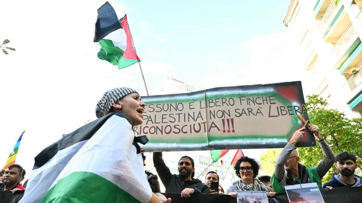 Il corteo pro Pal ha invaso Udine prima di Italia Israele, negozi con serrande abbassate, agenti in assetto antisommossa