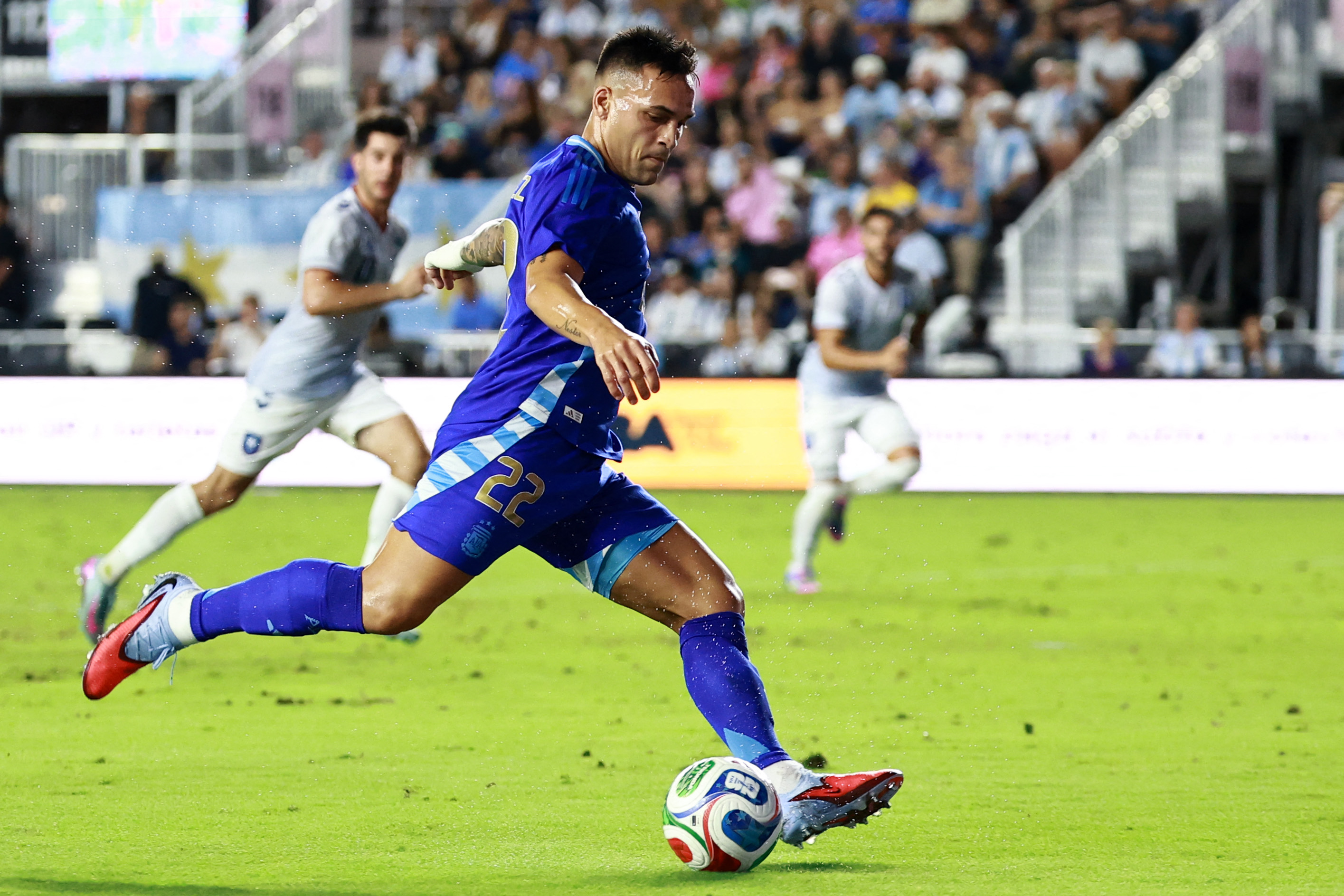 FORT LAUDERDALE, FLORIDA - OCTOBER 14: Lautaro Martínez of Argentina shoots during the International Friendly match between Puerto Rico and Argentina at Chase Stadium on October 14, 2025 in Fort Lauderdale, Florida. Carmen Mandato/Getty Images/AFP (Photo by Carmen Mandato / GETTY IMAGES NORTH AMERICA / Getty Images via AFP)