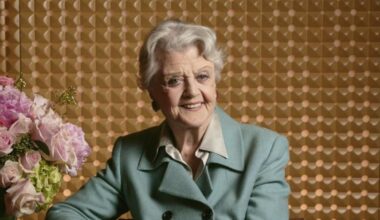 Angela Lansbury nasceva 100 anni fa: quando salvò sua figlia da Charles Manson, perché finì il primo matrimonio, 7 segreti