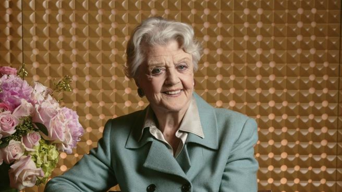 Angela Lansbury nasceva 100 anni fa: quando salvò sua figlia da Charles Manson, perché finì il primo matrimonio, 7 segreti