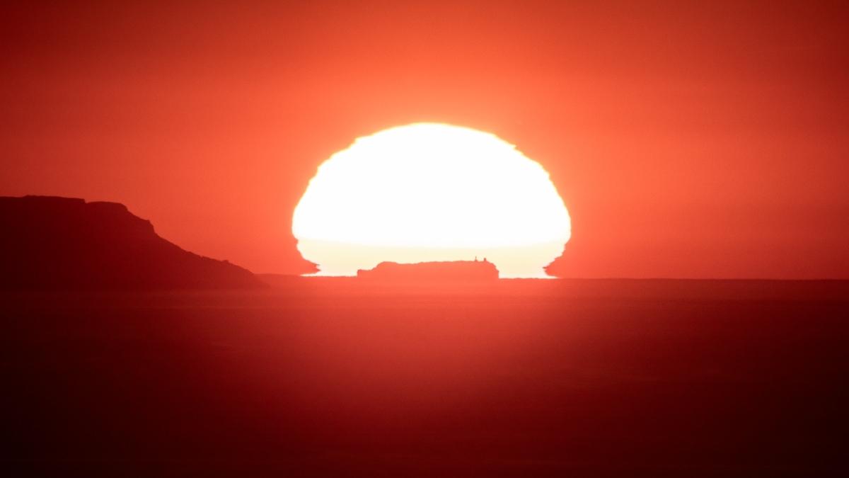 La «foto perfetta» del faro in Corsica catturato dalla Toscana (a 122 km di distanza): «Ho impiegato 4 anni e mezzo per realizzarla»