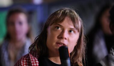 Greta Thunberg: «In Israele mi hanno preso a calci e pugni e legato le mani con delle fascette. Imploravamo per avere dell'acqua»
